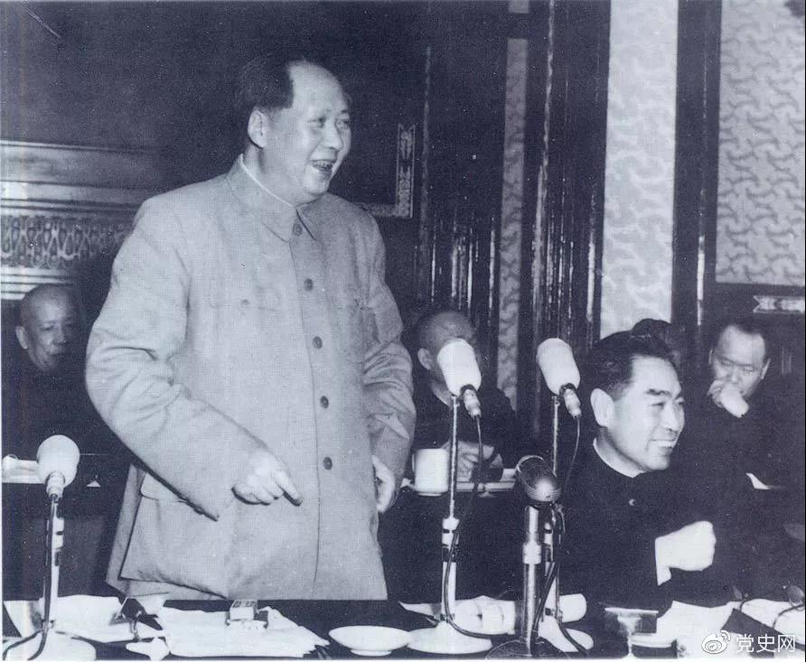 1956年1月25日，毛澤東在最高國(guó)務(wù)會(huì)議第六次會(huì)議上講話。