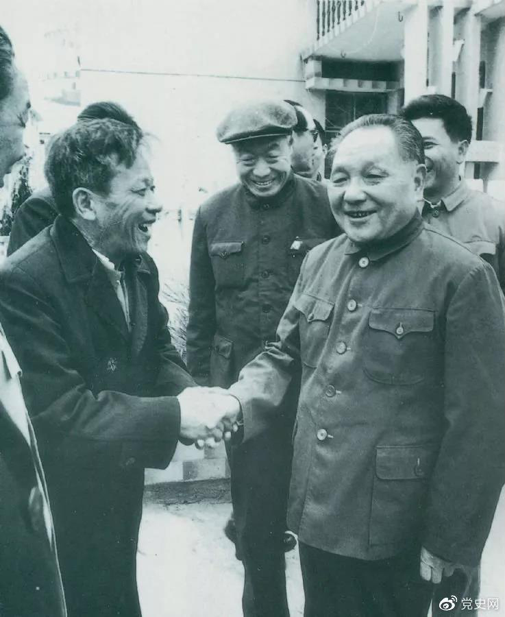 1984年1月25日，鄧小平在深圳經(jīng)濟(jì)特區(qū)走訪漁民新村。