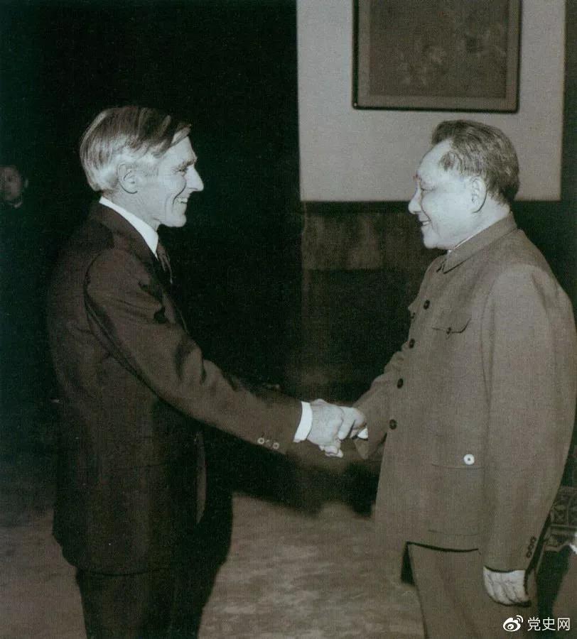 1981年1月26日，鄧小平對(duì)來(lái)訪(fǎng)的澳大利亞外長(zhǎng)斯特里特說(shuō)，我們要寫(xiě)個(gè)文件，主要是總結(jié)中華人民共和國(guó)成立以來(lái)的歷史經(jīng)驗(yàn)。