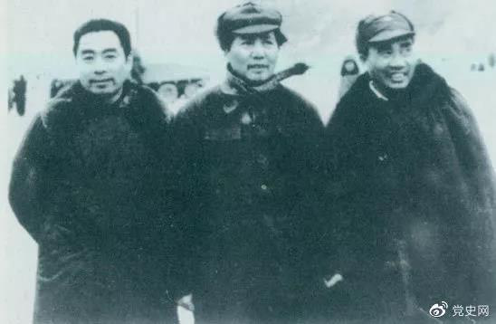 1946年1月27日，周恩來(lái)由重慶飛抵延安，參加中共中央書記處會(huì)議。圖為毛澤東、朱德、周恩來(lái)在機(jī)場(chǎng)留影。