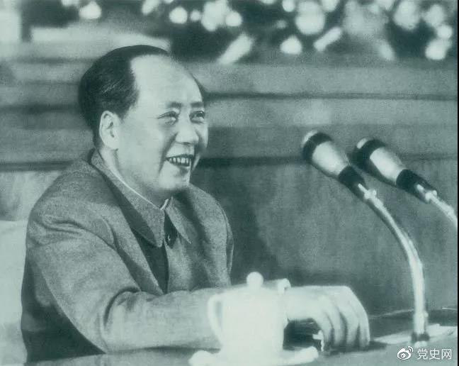 1962年1月30日，毛澤東在擴大的黨中央工作會議上講話。