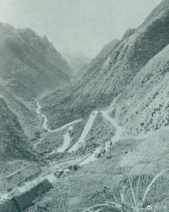 　　1935年2月18日至21日，紅軍奪取桐梓、占領(lǐng)婁山關(guān)、再克遵義城，取得了殲滅和擊潰國(guó)民黨軍2個(gè)師又8個(gè)團(tuán)的大勝利。圖為黔北要隘婁山關(guān)。