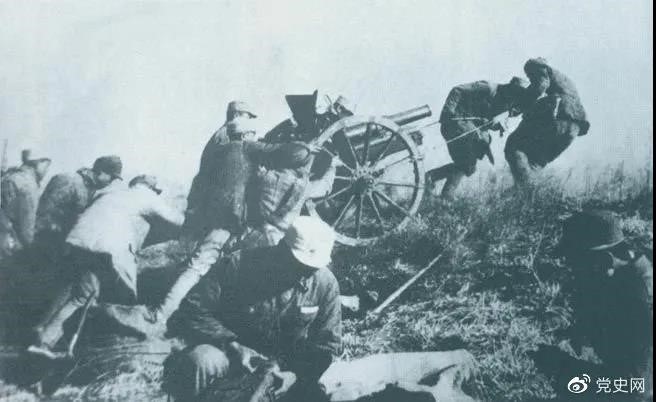 1938年2月22日，129師368旅兩個團在井陘與娘子關(guān)之間的長生口設(shè)伏，擊斃日軍130余人。圖為八路軍在此役中繳獲的山炮。