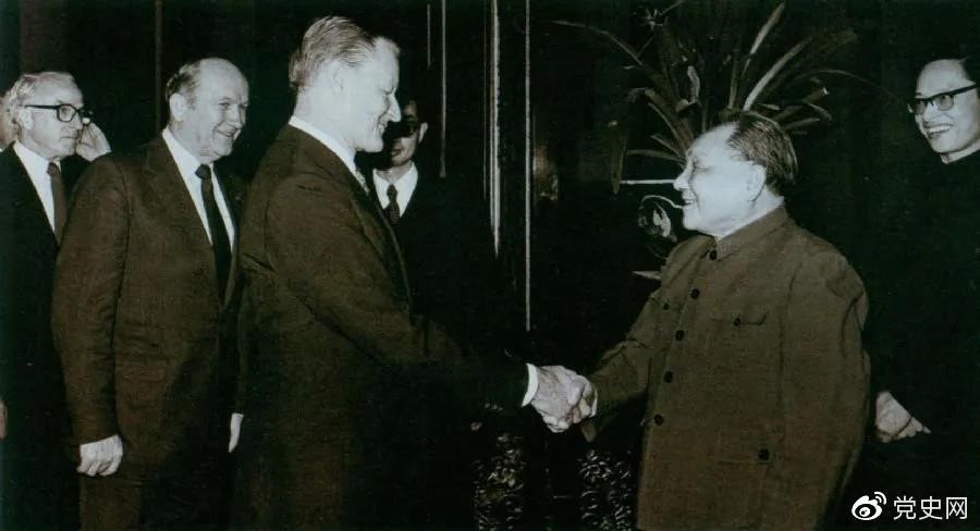 1984年2月22日，鄧小平會見美國喬治城大學(xué)戰(zhàn)略與國際問題研究中心代表團。