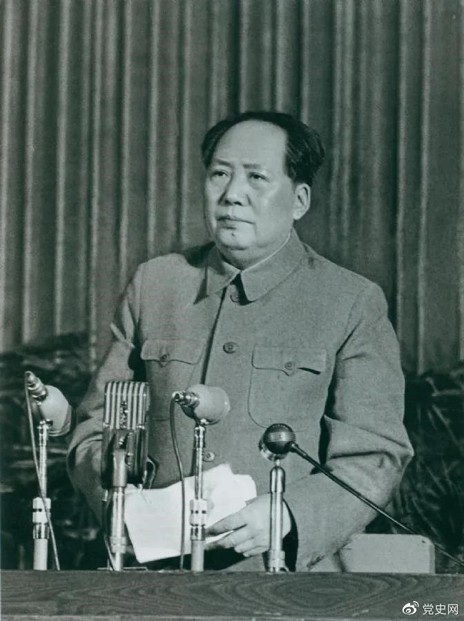 　　1957年2月27日，毛澤東在最高國(guó)務(wù)會(huì)議第十一次（擴(kuò)大）會(huì)議上發(fā)表《如何處理人民內(nèi)部的矛盾》（后改為《關(guān)于正確處理人民內(nèi)部矛盾的問(wèn)題》）講話。