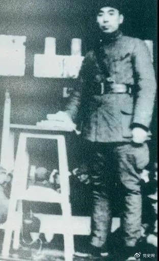 1939年3月10日，周恩來為新四軍排以上干部作題為《目前形勢與新四軍任務》的報告。