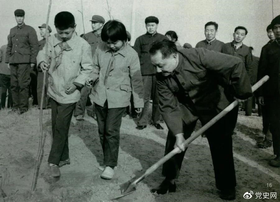 1979年3月12日，鄧小平到北京大興縣龐各莊參加植樹活動(dòng)。