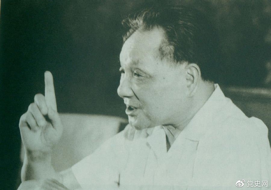 　　1981年6月27日，中共十一屆六中全會(huì)通過(guò)《關(guān)于中華人民共和國(guó)成立以來(lái)黨的若干歷史問(wèn)題的決議》。圖為鄧小平在閉幕會(huì)上發(fā)表講話。